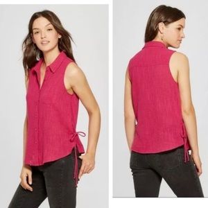 Universal thred magenta sleeveless button up top